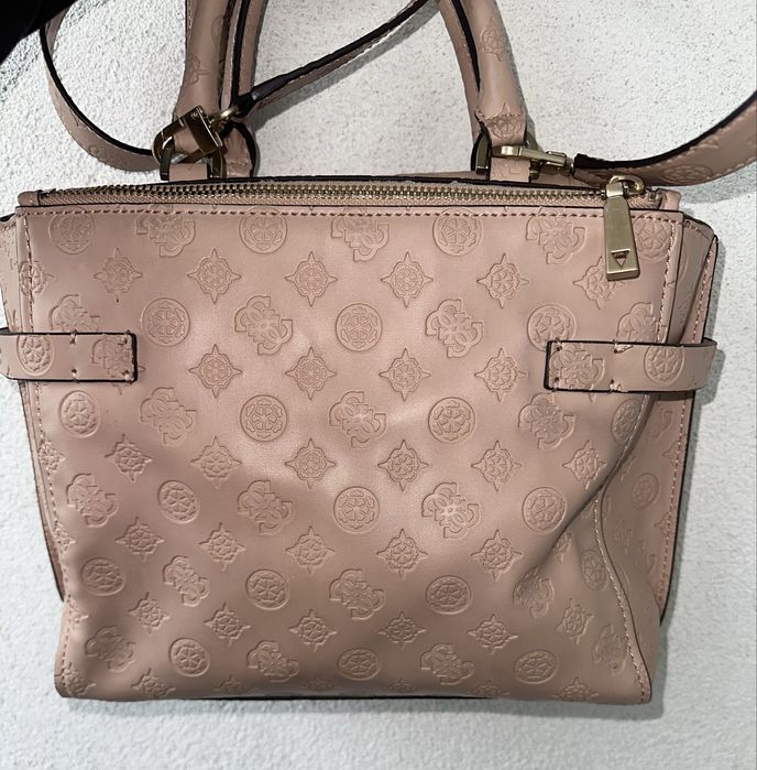 Розова чанта на Guess