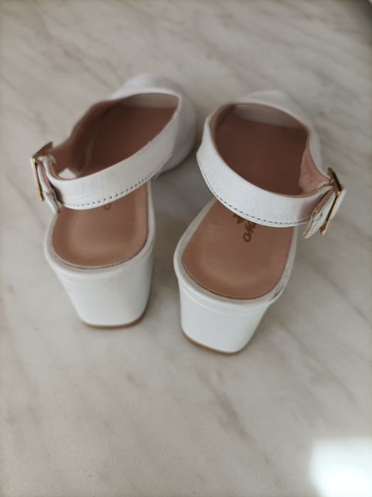 Бели сандали от естествена кожа