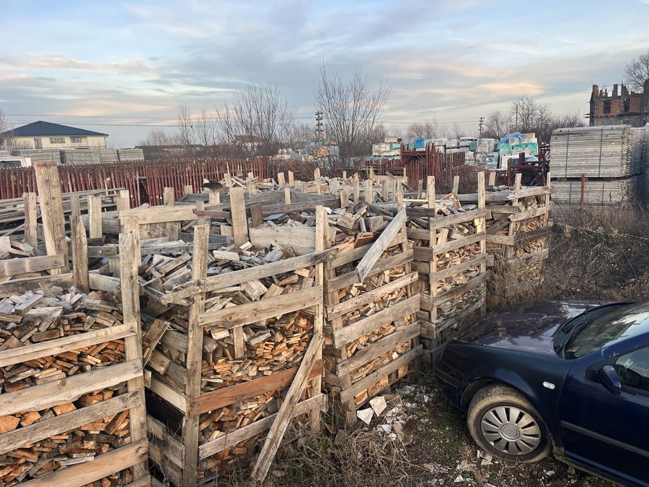 Lemn foc paletizat din deseuri constructii.