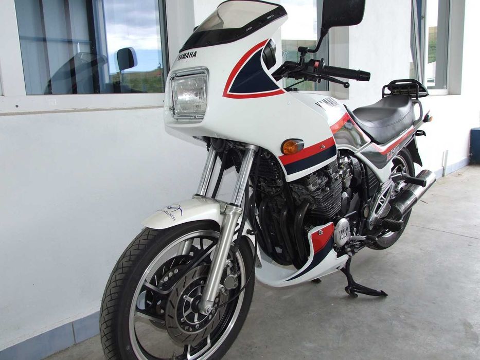 Motocicleta Yamaha XJ600 aproape completa