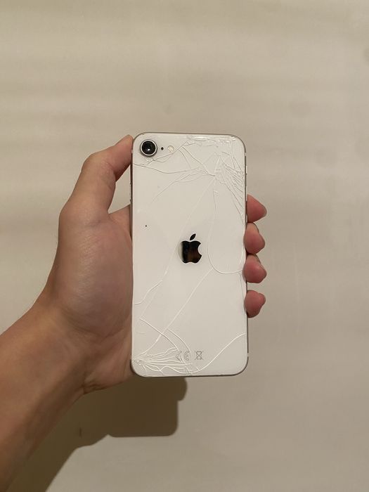 Продам Iphone SE 2020