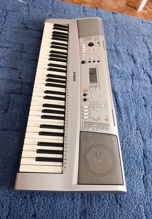 Продам синтезатор Yamaha PSR-E303.