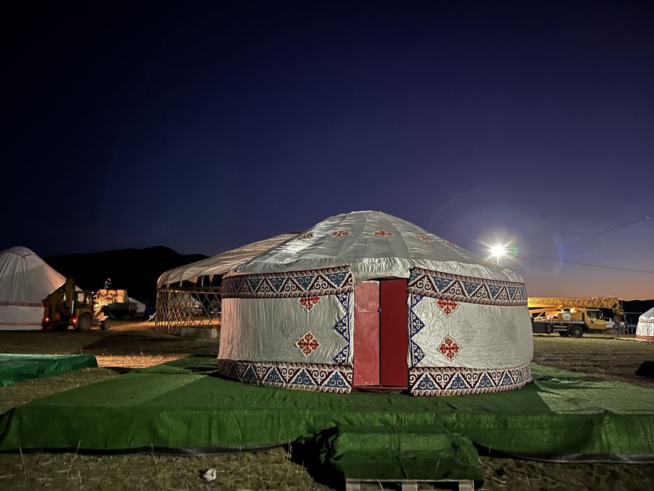 Юрта с подиумом с коврами Оскемен