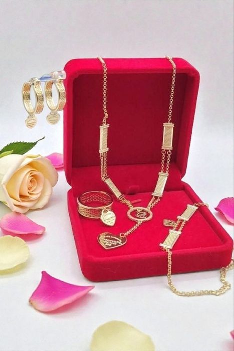 Set Tiffany placat (lant, bratara, cercei si inel)
Pret 180 lei ❤️
