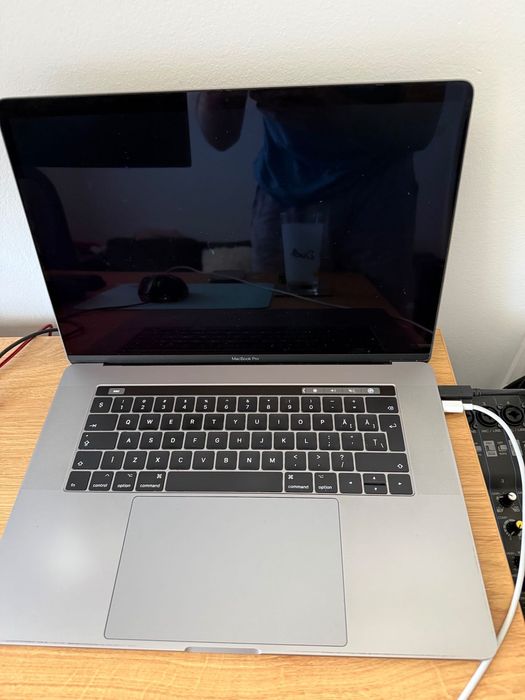MacBook Pro 15” 2017 i7 16GB 256GB – display defect / funcțional extern.
