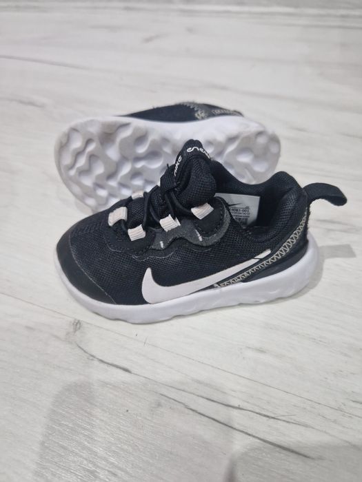 маратонки nike element