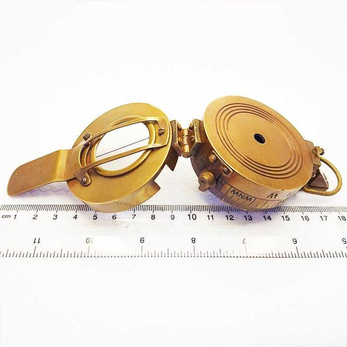 Компас от масивен бронз.