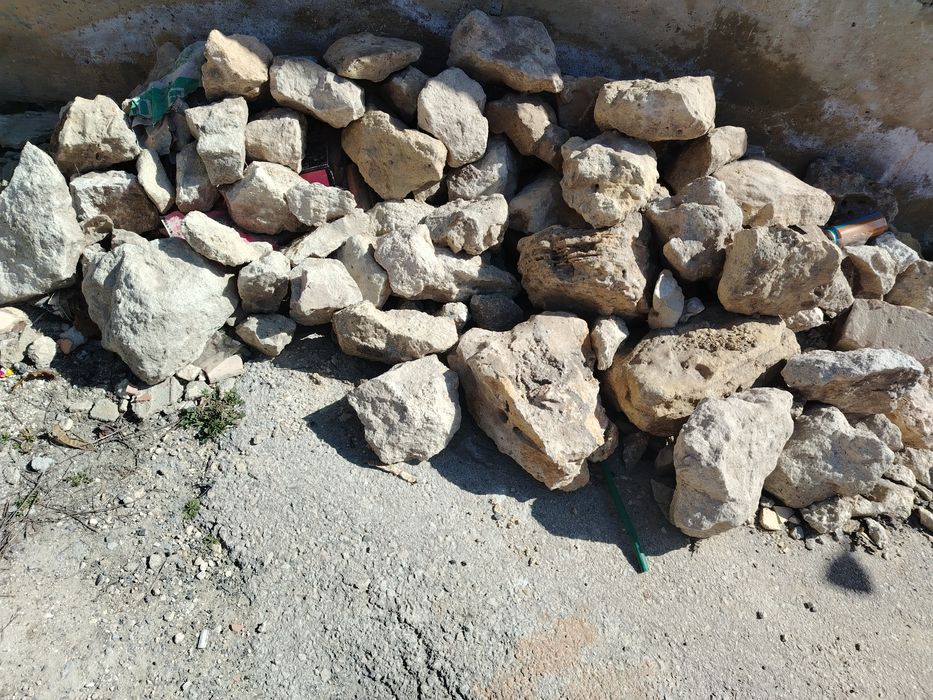 Подарявам бетонни плочи и камъни