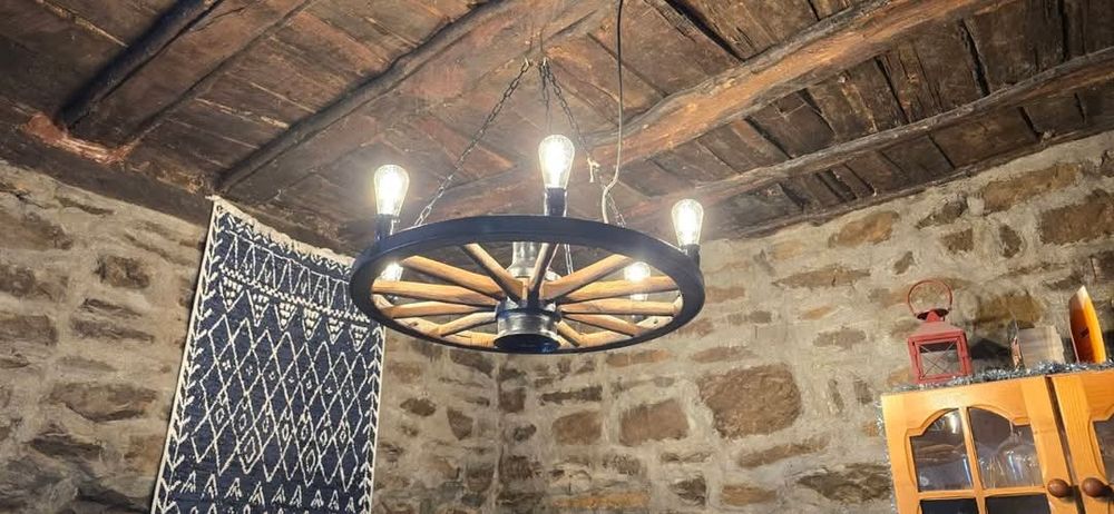 Полилеи, осветление от автентични колела от каруца с дървени чашки