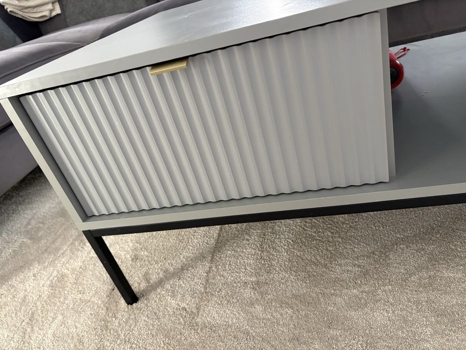 vand masuta de living, design foarte frumos e ca si noua