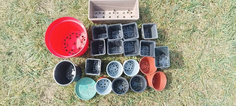 Продавам 90 бр. пластмасови саксии различни размери.