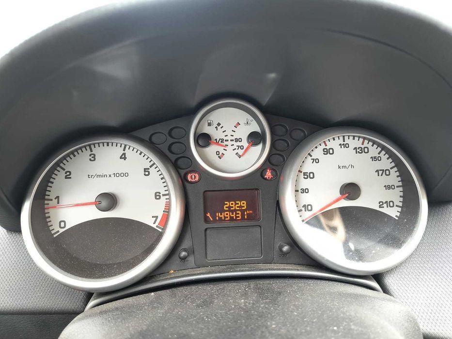 Продавам Peugeot 207 / 2009 година с технически преглед и гражданска отговорност