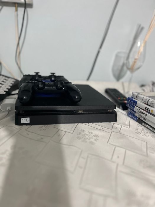 Vand sau schimb ps4 slim 1TB