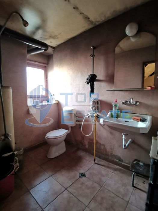 Двуетажна къща с шест стаи и вътрешна баня с тоалетна в село Беброво