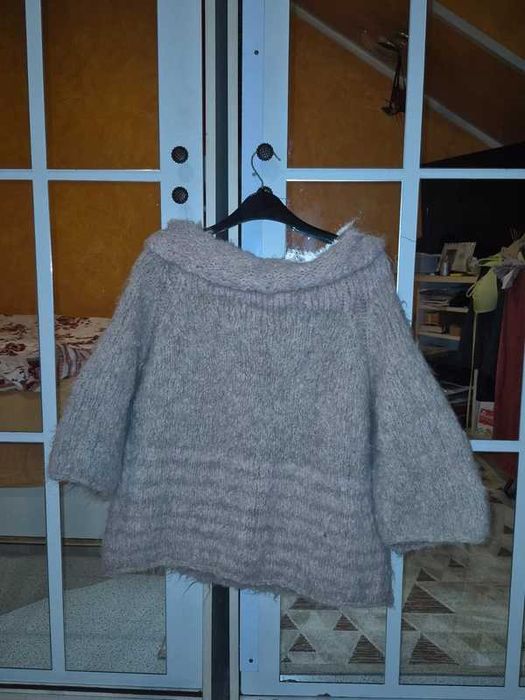 Pulover fluffy off shoulder Avenue Foch 36/38 gri roz cozy nou