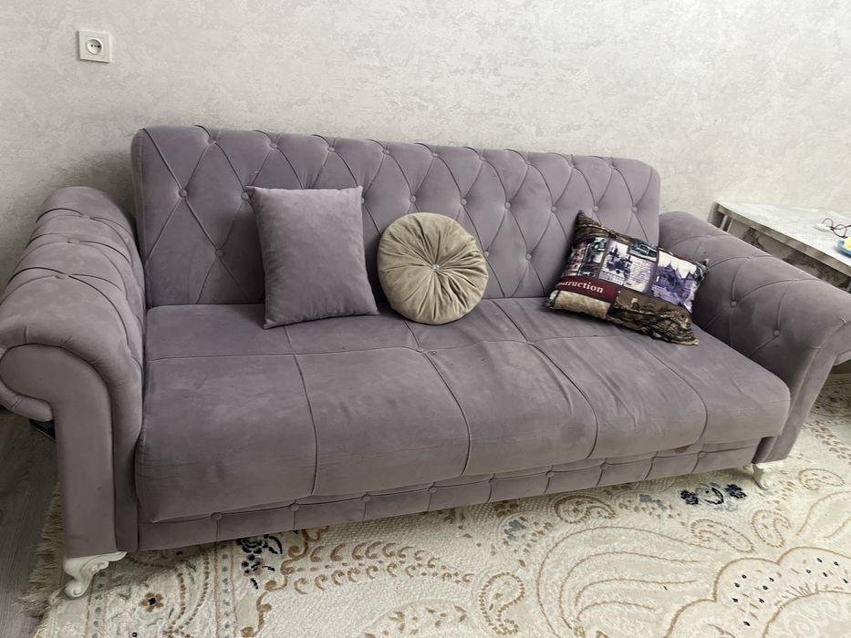 Диван с 5 подушками