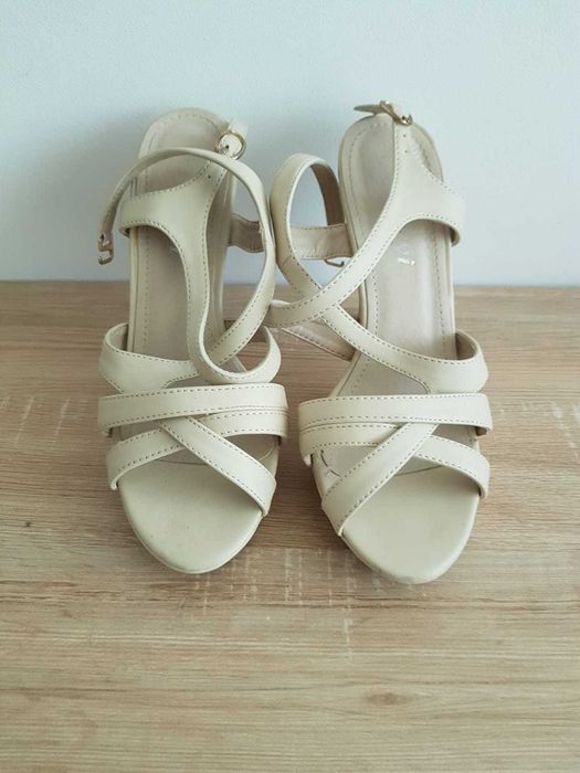 Sandale crem cu toc - marimea 37