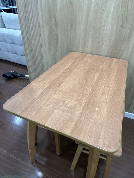 Продам кухонный стол с табуретками