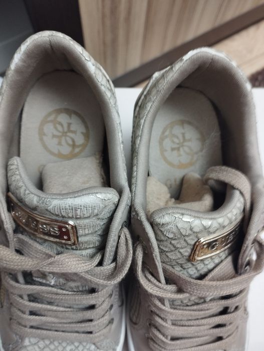 Обувки, маратонки guess гес