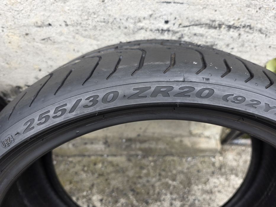 Vând două anvelope de vara pirelli p zero  255 30 20 dot 0824