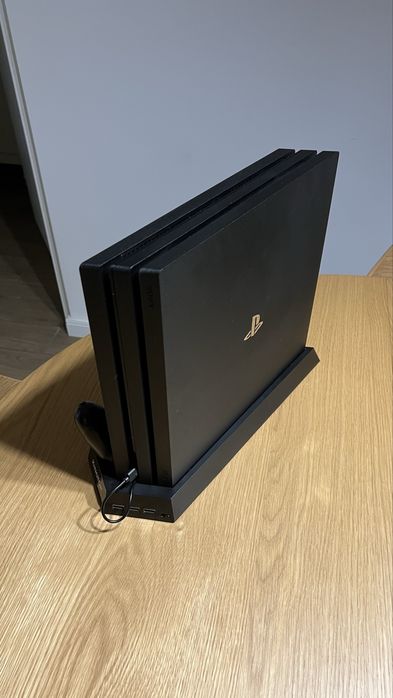 PlayStation 4 Pro 1TB Negru | 2 Controllere | Stand încǎrcare