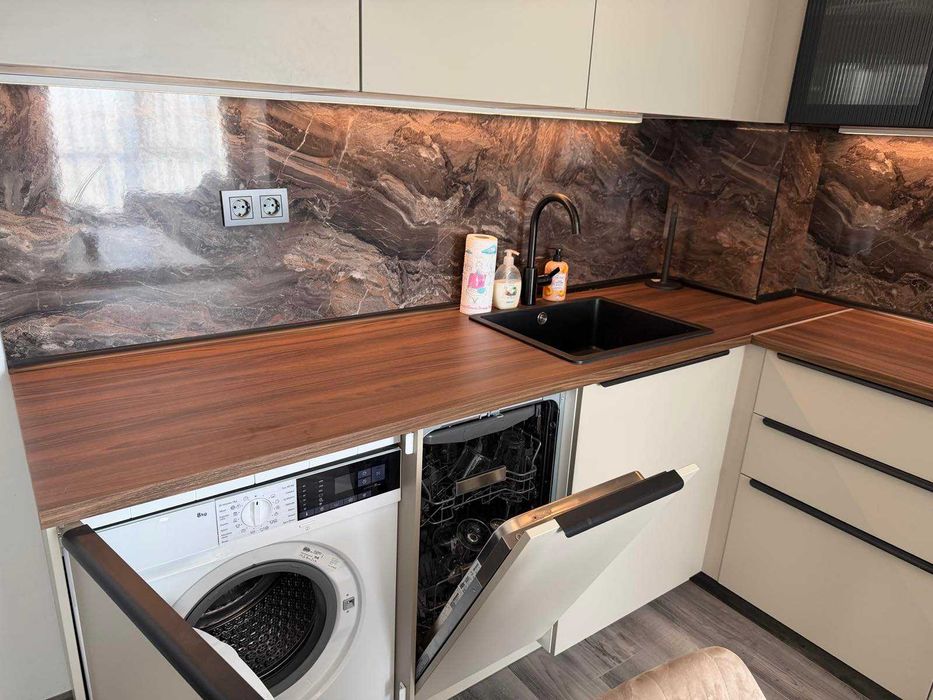 Тристаен обазаведен апартамент с гараж под наем !