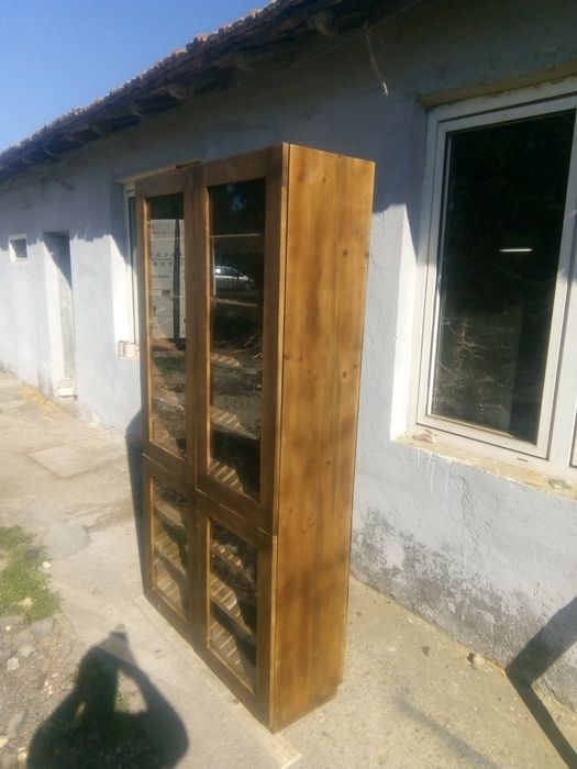 Шкаф-витрина с вратички със стъкло