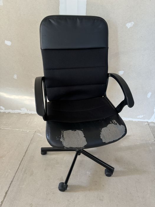 Офис стол черен.