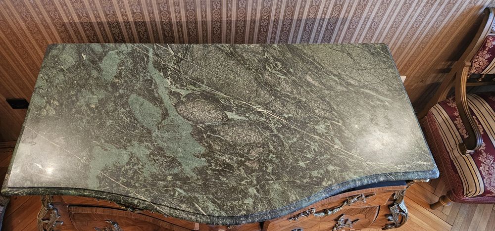 Comodă în stil Louis XV cu blat de marmură verde.