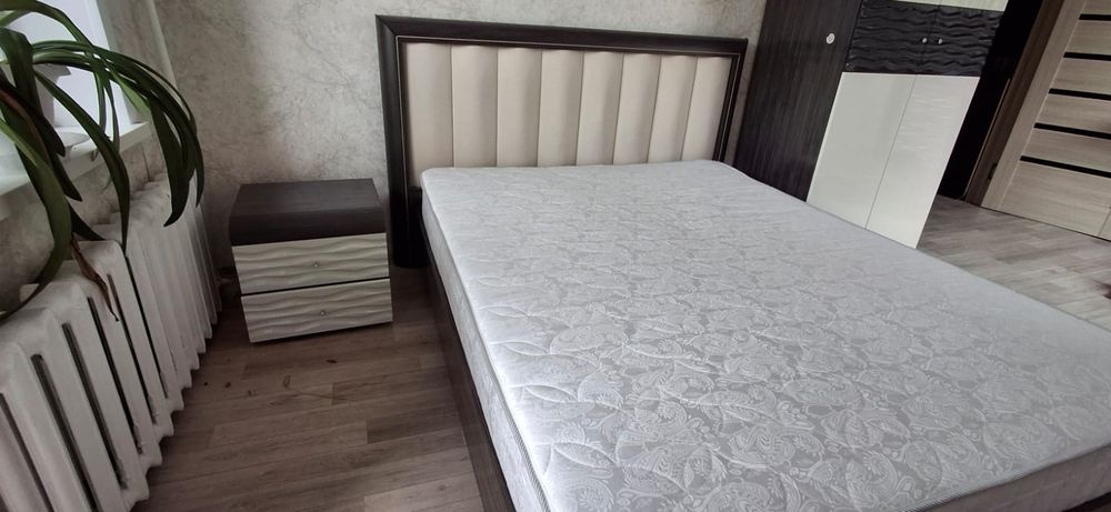 Продам двуспальнюю  кровать с матрасом