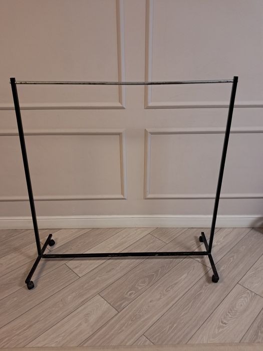 Напольная вешалка для одежды.