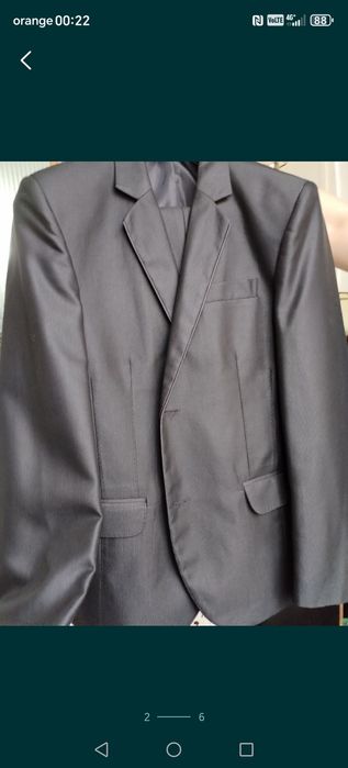 Vând costum negru 46/48 pt adolescent pentru majorat /absolvent liceu