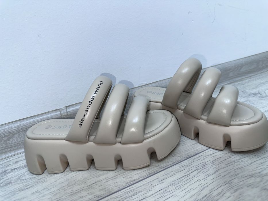 Сандали бежевые