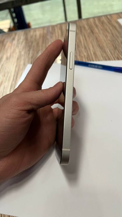 Iphone 12  karopka bor