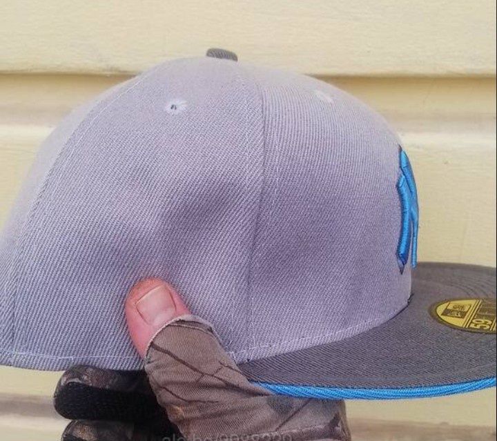 Шапка с козирка.