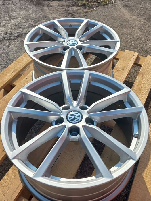 18"Vw Poteria 5x112 Silver 8j et45 Golf Passat Tiguan Jetta Touran Чисто Нови.
Poteria Piano Black.