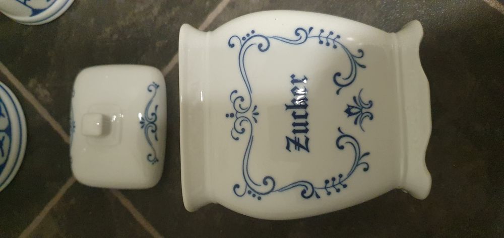 Порцеланови солници, буркани- син лук