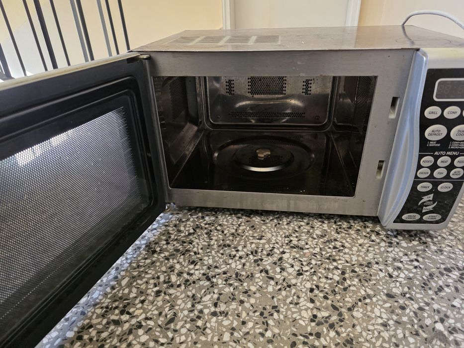 Микровълнова Schneider 1200w