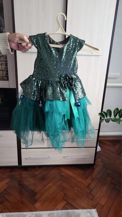 Продам платья на девочку от 3 до 12 лет