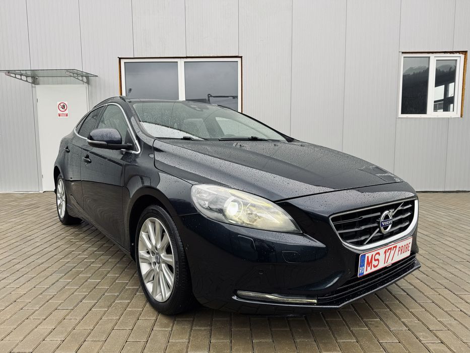 Volvo V40 2.0D *2015* *Euro6 *R-Design* *Panoramic* RAR Efectuat