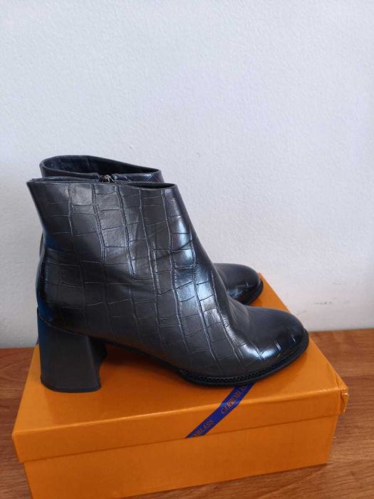 Продам женские ботиночки