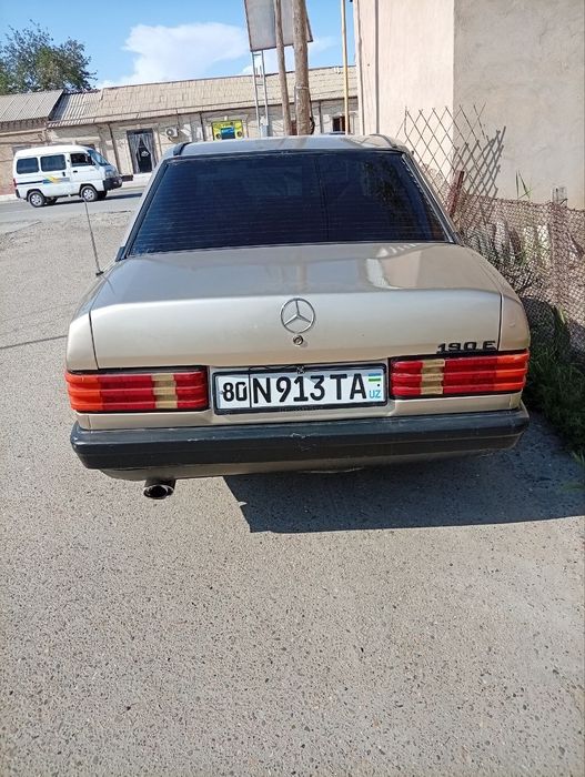 Mercedes- Benz 190 rusumli avtotransport vositasi sotiladi