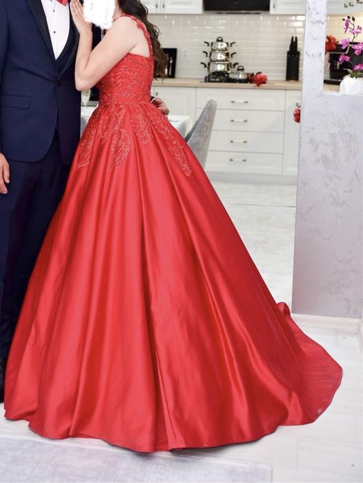 Червена дълга рокля с обръч