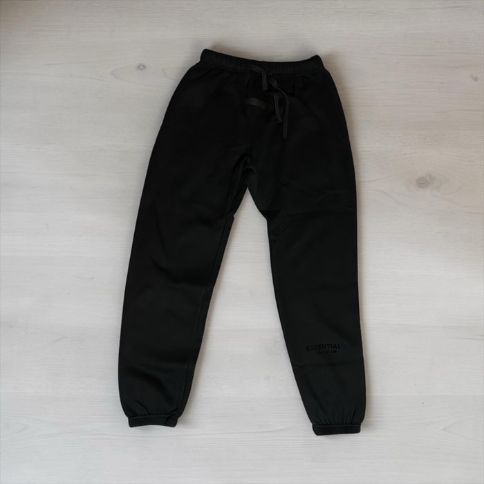 Pantaloni essentials