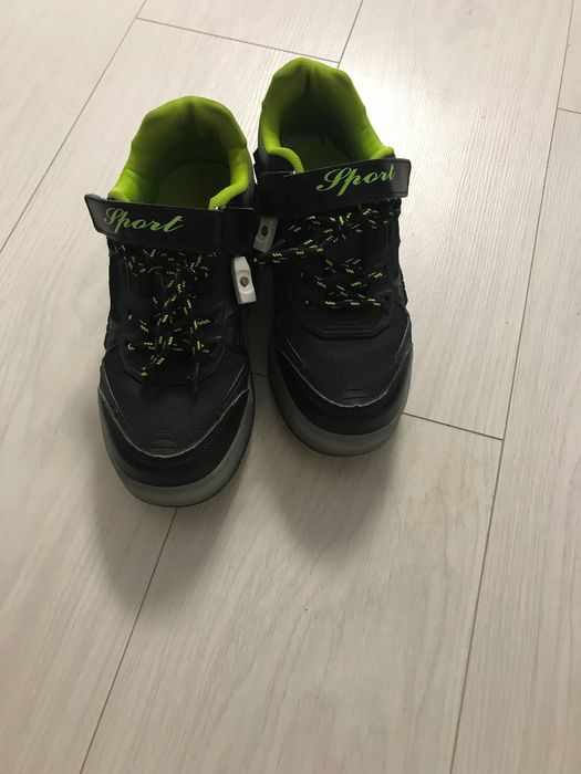 Adidași cu rotile și luminite