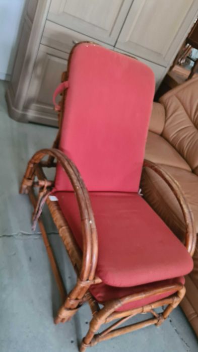 ратанов шезлонг стол с табуретка за крака