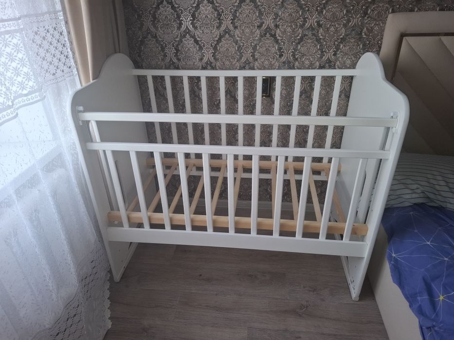 Детская кровать с маятником