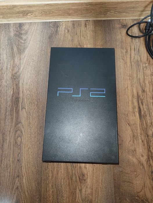 Vând PlayStation 2 fat/gras cu o manetă