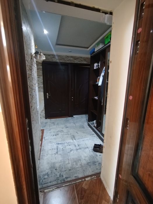 Продаётся ЭКО базар Феруза(ваенка) 3/3/5 Кирпичь балкон 2*6+ГАРАЖ