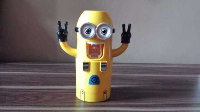 Поставка за четки за зъби МИНИОНИТЕ и фенерче за уши,уста,нос